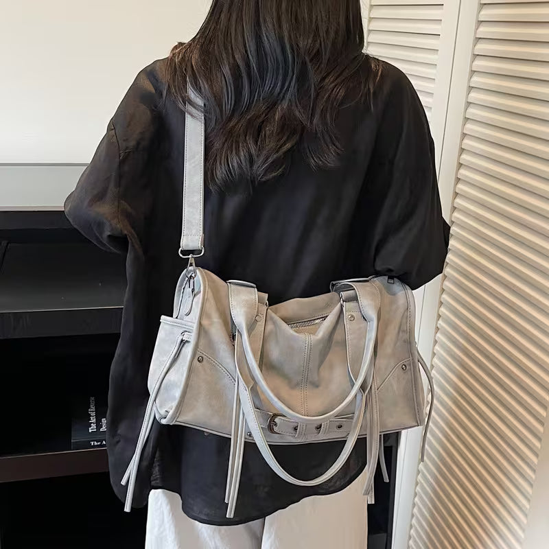 Laura – Sac à franges en daim végan
